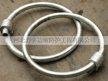 减压环穿挂于被动柔性防护网支撑绳和上拉锚绳上的由钢管弯制加工而成的环状构件